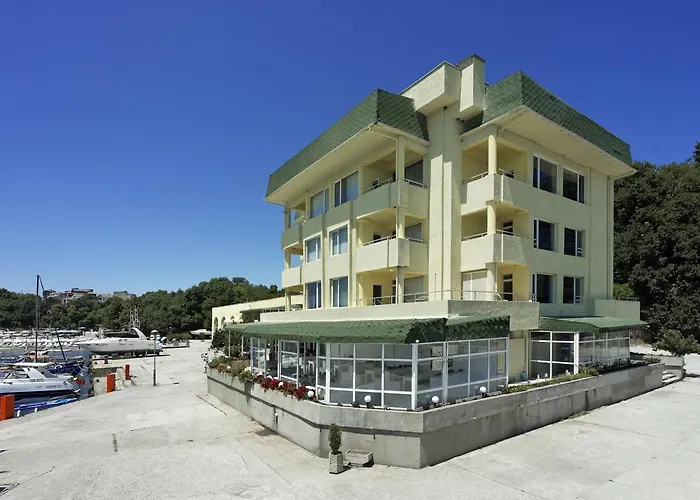 Хотел Marina 3*